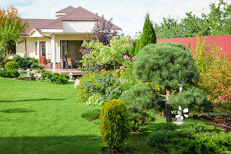 美丽的乡村房屋和花园图片素材