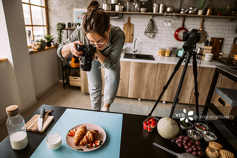 用专业相机拍摄可颂早餐图片素材