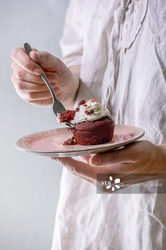 红色天鹅绒纸杯蛋糕图片素材