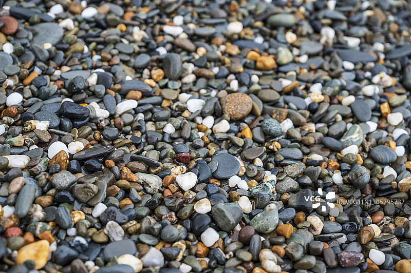 海滩上色彩鲜艳的湿鹅卵石图片素材
