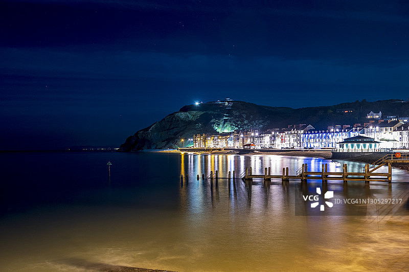 夜晚的沿海城镇灯光图片素材