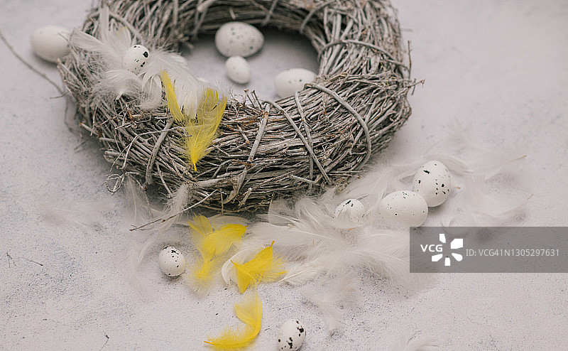 复活节花环上的白色和黄色羽毛鹌鹑蛋静物图片素材