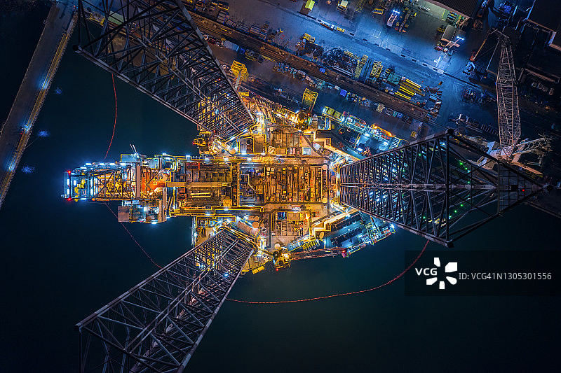 世界油气行业：油气自升式钻井平台在船厂进行维护的无人机视角图片素材