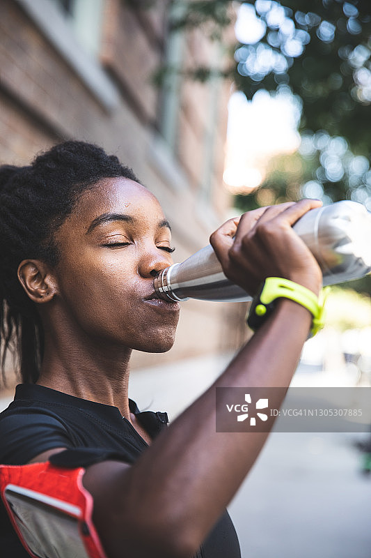 运动后焕然一新的跑步女性图片素材
