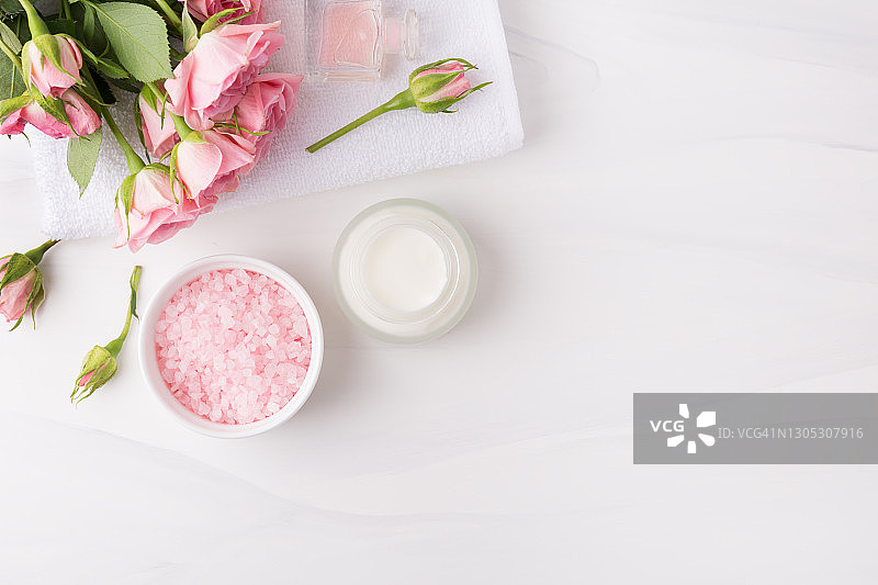 鲜花中的水疗美容产品图片素材