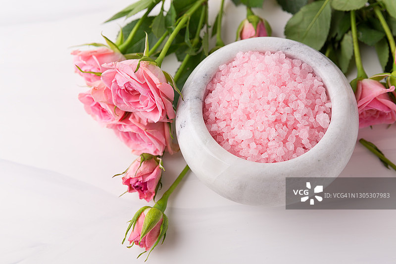 鲜花中的水疗美容产品图片素材