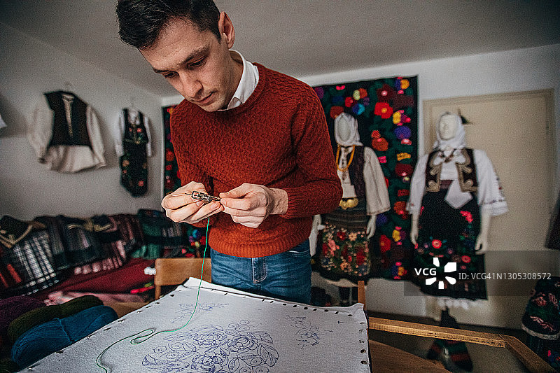 民族服装裁缝工作场景图片素材