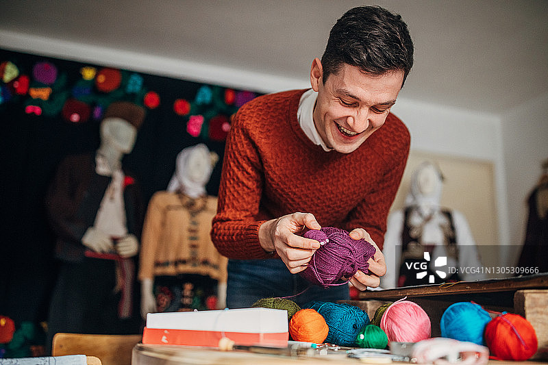 传统服装裁缝工作场景图片素材