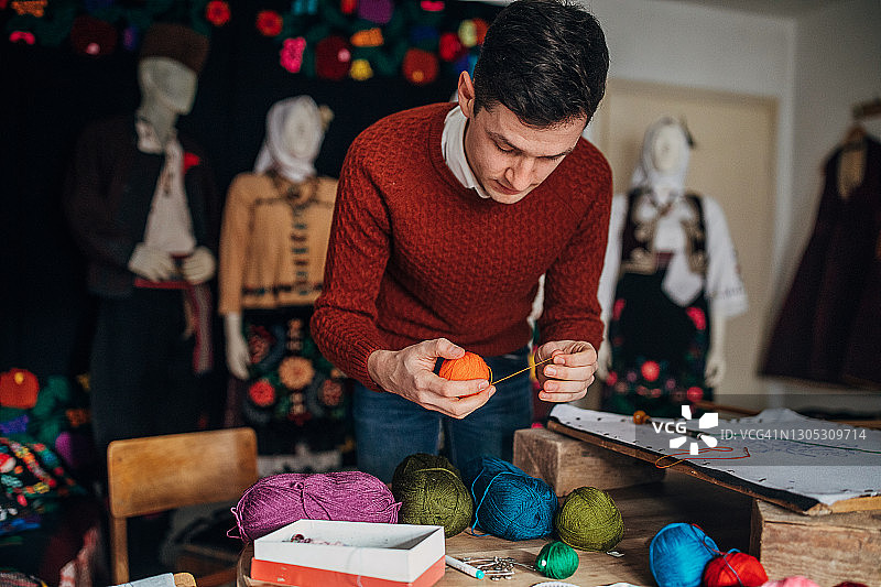 传统服装裁缝工作场景图片素材