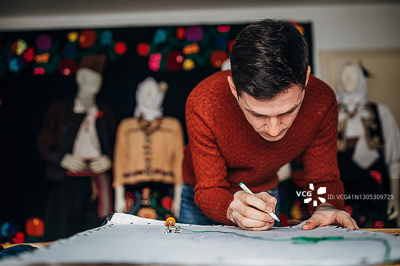 传统服装裁缝工作场景图片素材