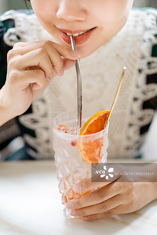 年轻女人用不锈钢吸管喝饮料图片素材