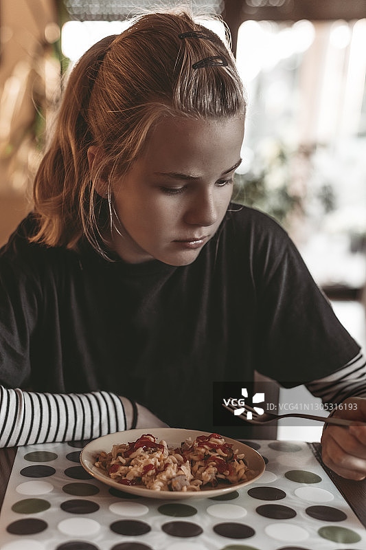 少女在家吃午饭图片素材