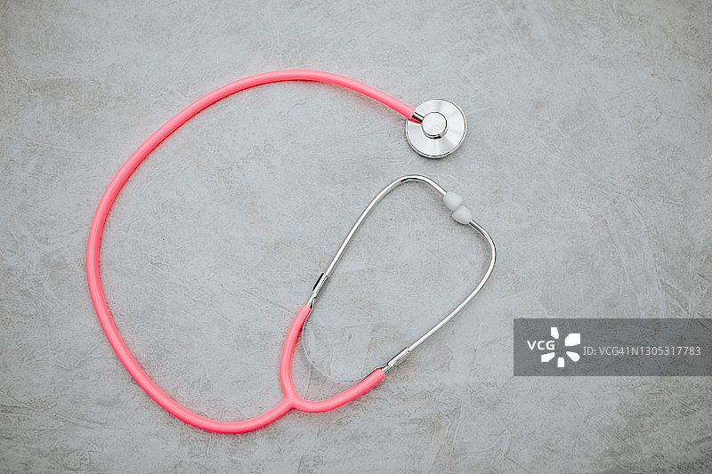 灰色背景中的粉色听诊器图片素材