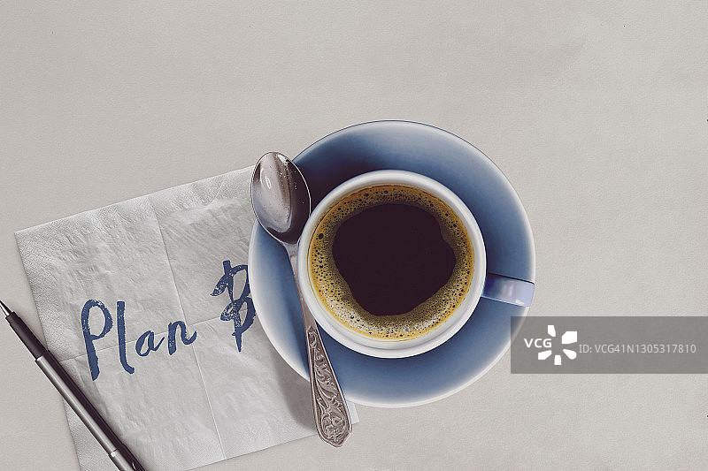 写有Plan B的餐巾纸咖啡杯俯视图图片素材