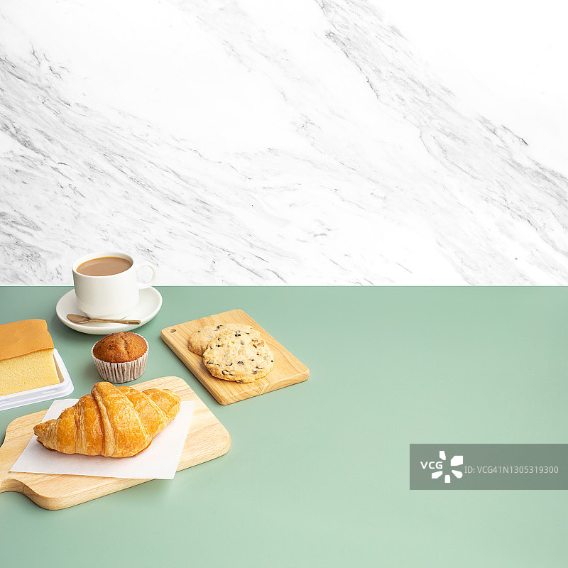 早餐食品或烘焙蛋糕白色大理石桌面厨房背景素材图片素材