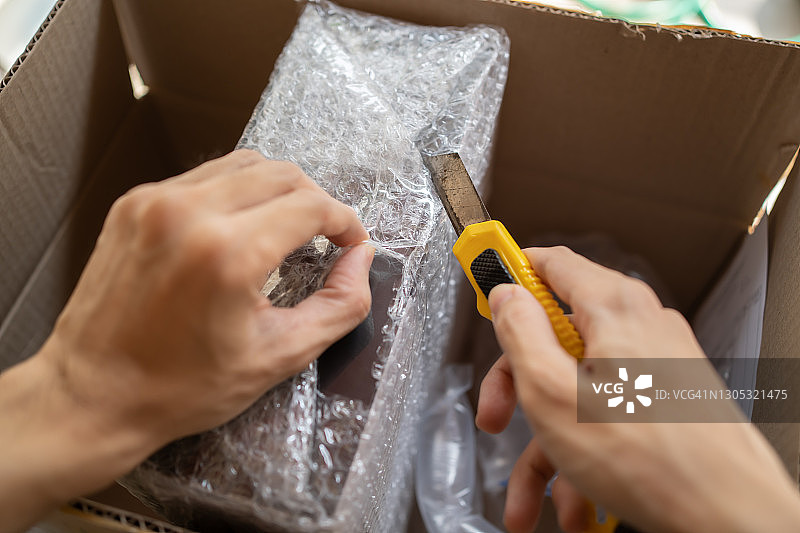 拆开网购包裹图片素材