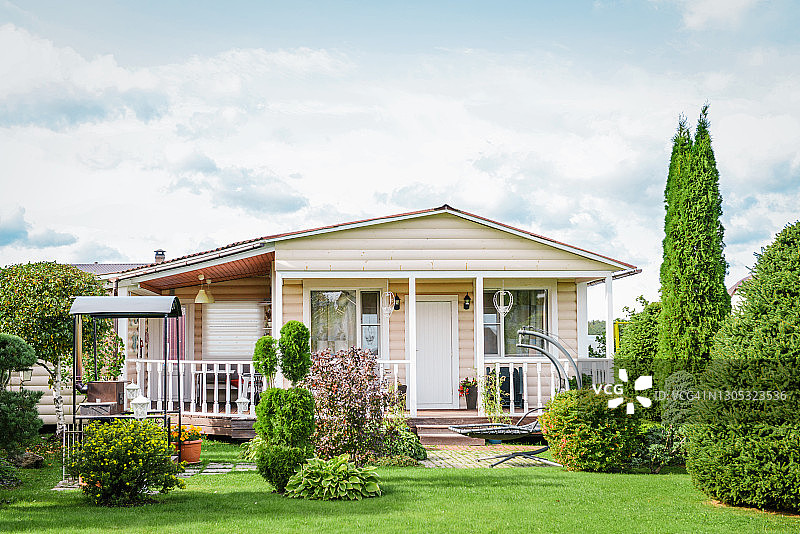 美丽的乡村房屋和花园图片素材