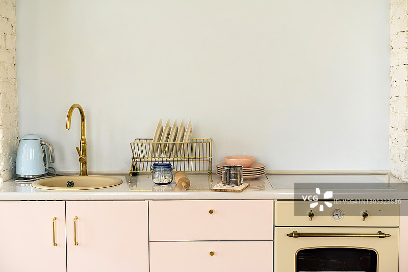 家庭厨房：水槽、炉灶、工作台、灶台、烤箱、碗碟沥水架图片素材
