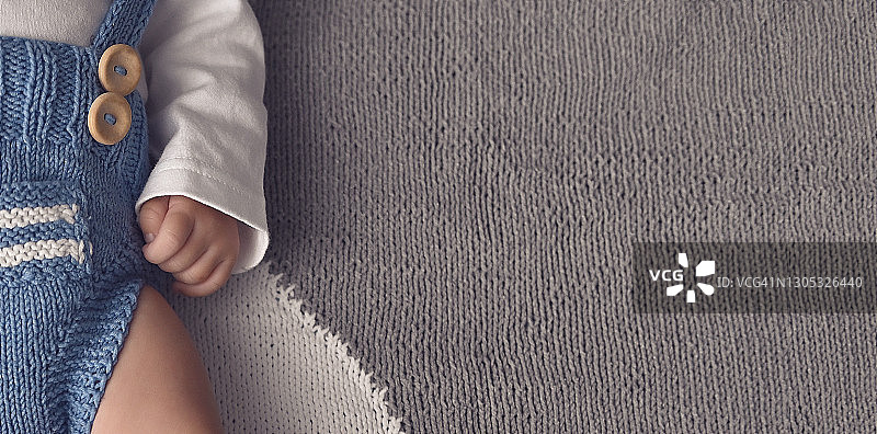 穿着白色袜子的小宝宝的可爱小脚，婴儿躺在垫子上，儿童产品广告图片素材