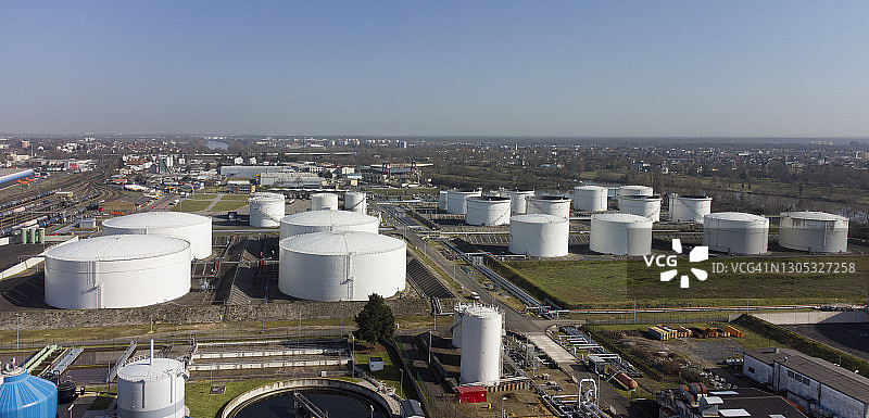炼油厂和储油罐的鸟瞰图图片素材