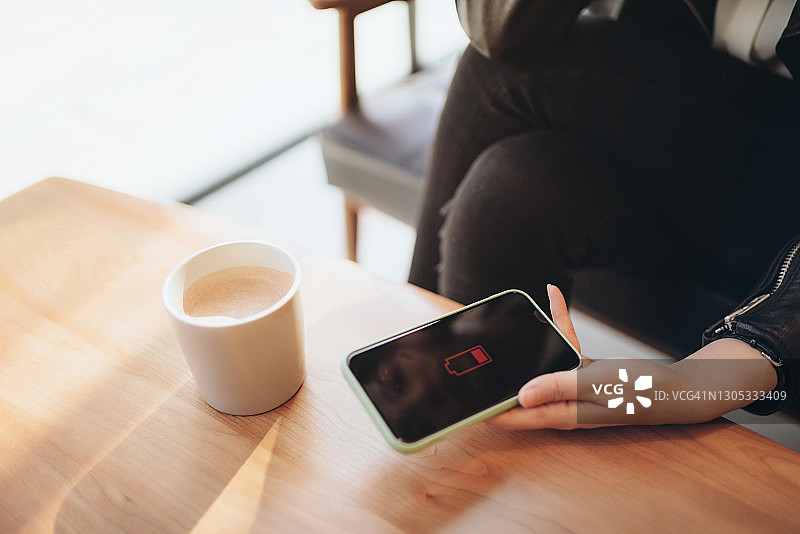 智能手机需要充电，电池电量低符号图片素材