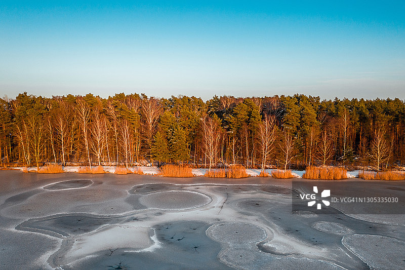 三条线、天空、森林、冰冻的湖面图片素材