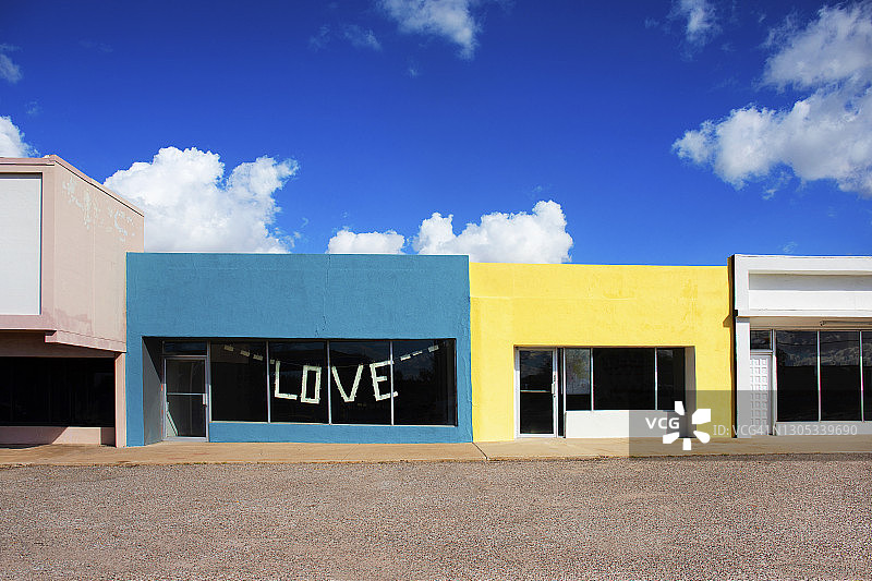 带标志的彩色废弃商店图片素材