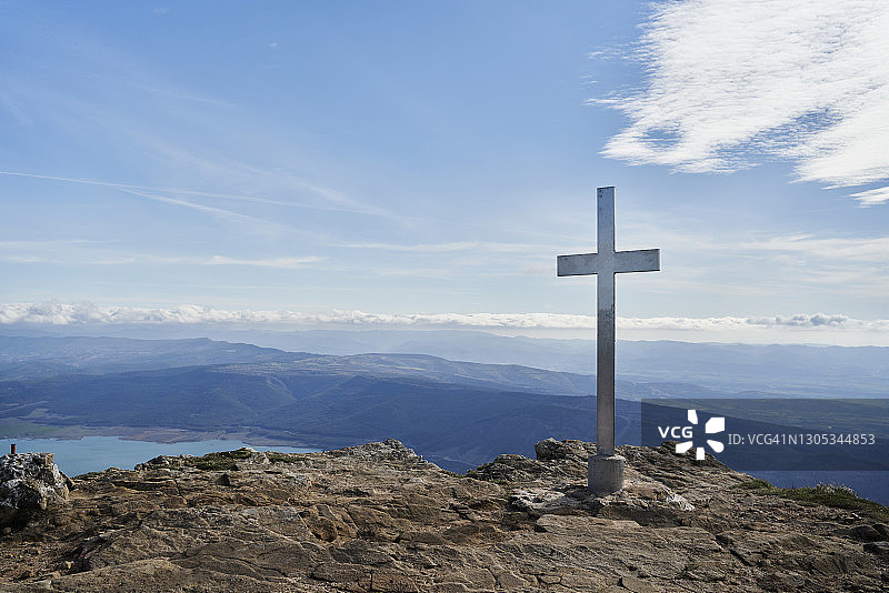 西班牙纳瓦拉莱雷山脉的卡斯特拉尔十字架图片素材