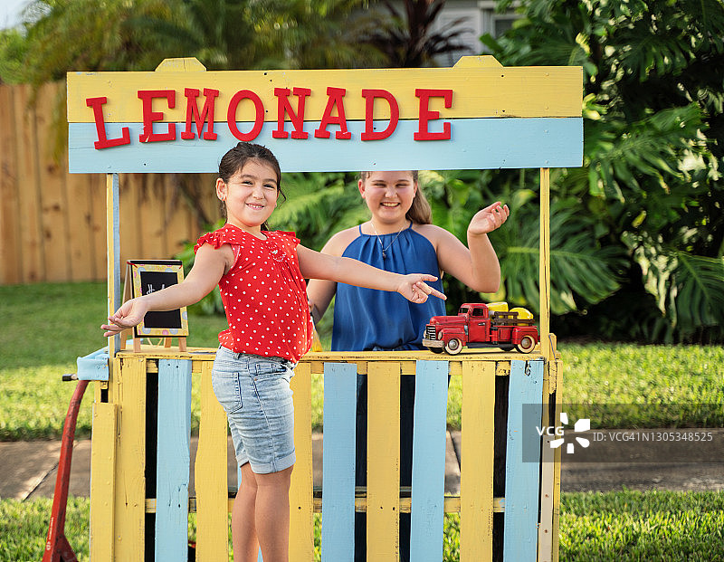 两个拉丁女孩经营自制柠檬水摊位图片素材