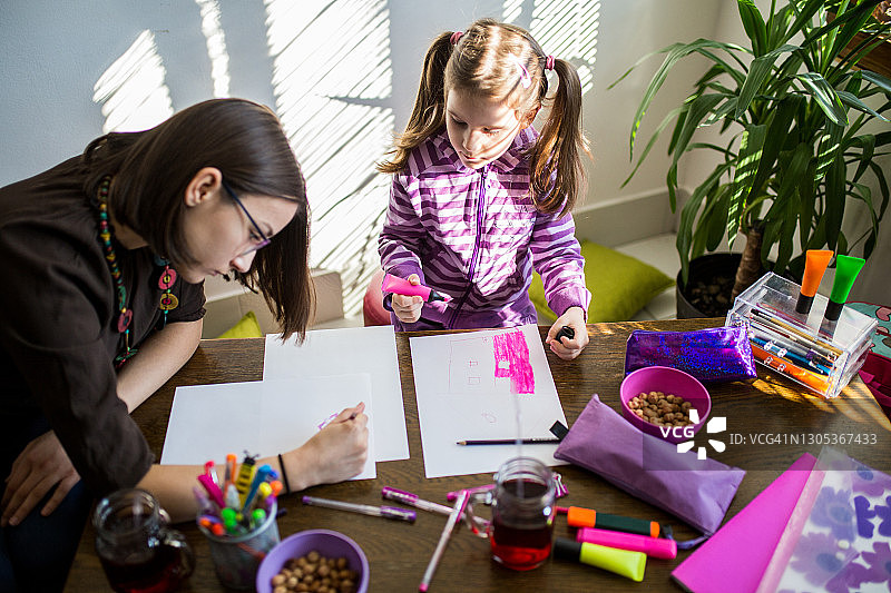 儿童在家绘画图片素材