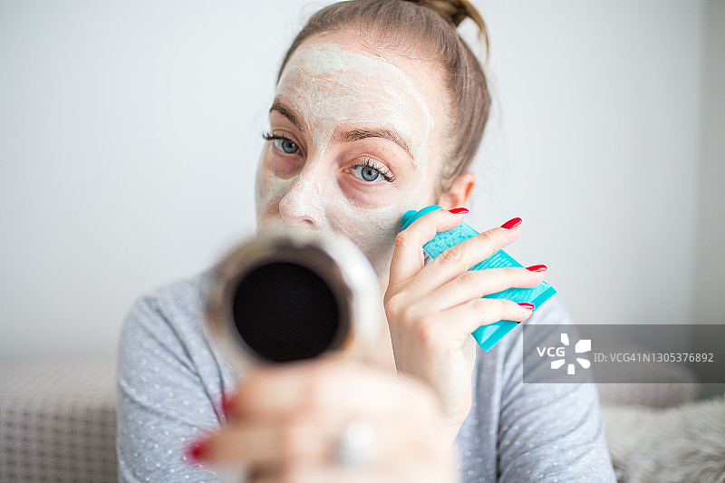 年轻女人敷白色面膜图片素材