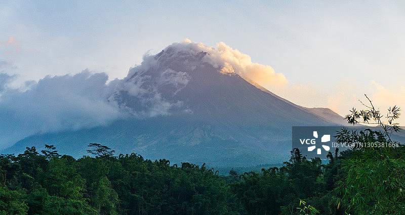 默拉皮火山图片素材
