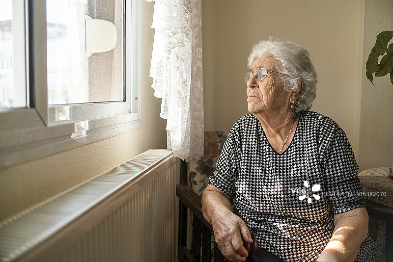 新冠疫情期间，老妇人自我隔离图片素材