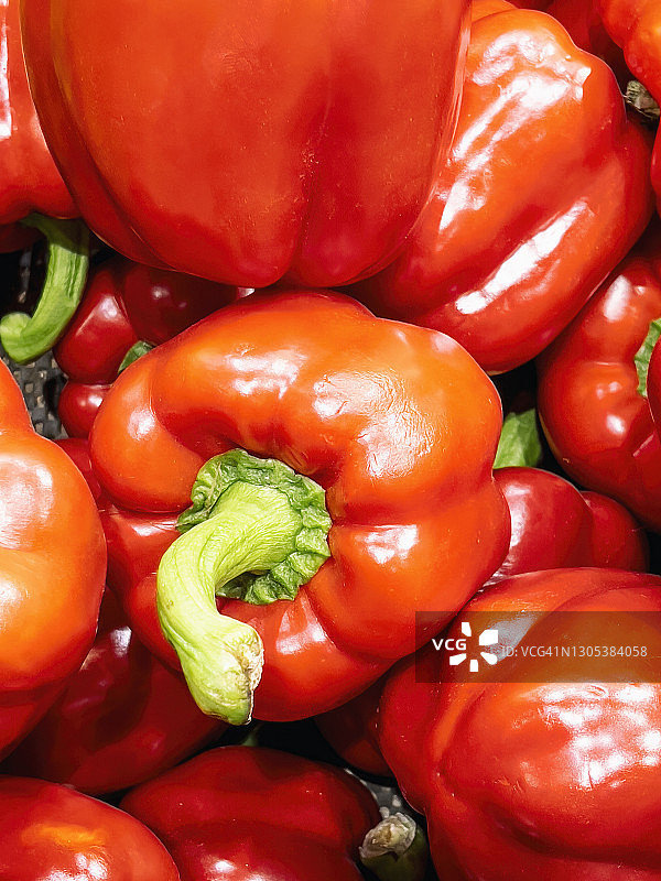 不规则堆叠的红灯笼椒抽象图案图片素材