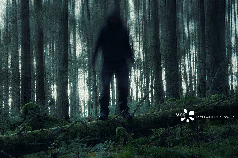 恐怖概念：幽灵森林中眼睛发光的人物图片素材