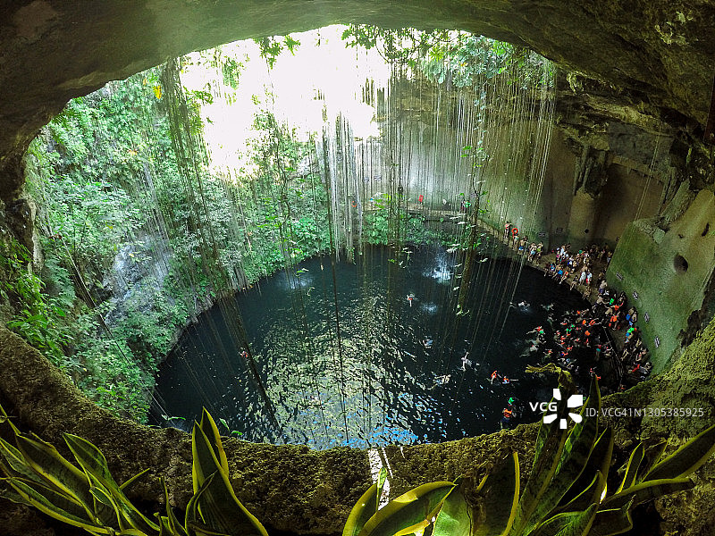 从上方看最大的墨西哥天然井之一图片素材