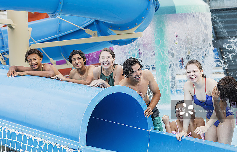 在水上乐园玩耍区被淋湿的青少年图片素材