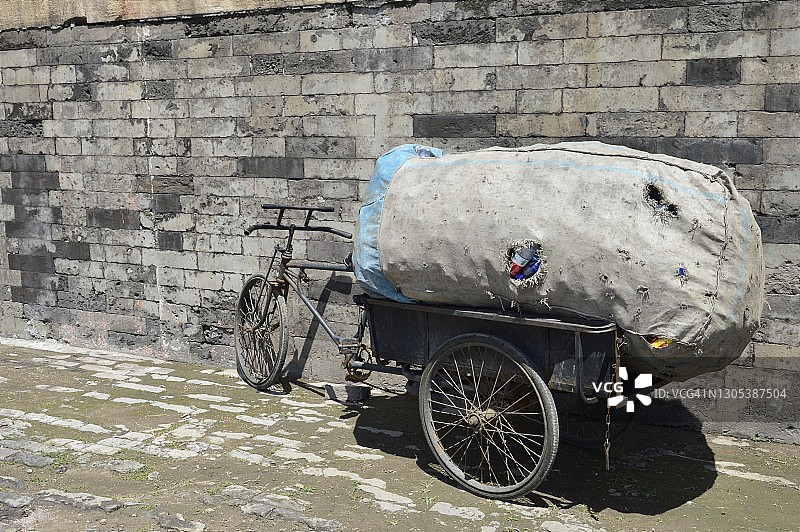 自行车携带的袋子中分类回收防污染塑料瓶图片素材