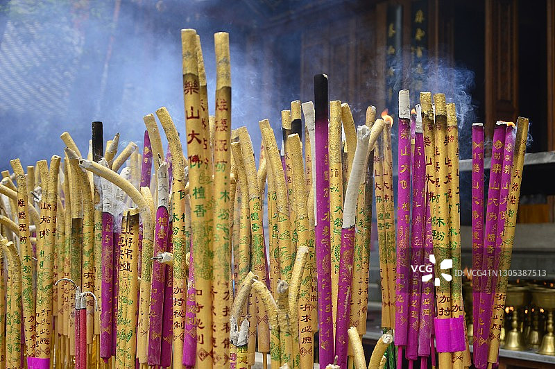 寺庙祈祷时点燃的中国蜡烛图片素材