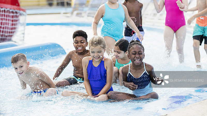 朋友们在水上乐园玩得很开心图片素材
