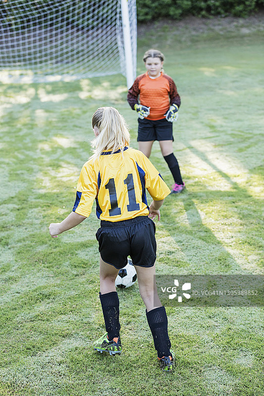 女孩们踢足球图片素材