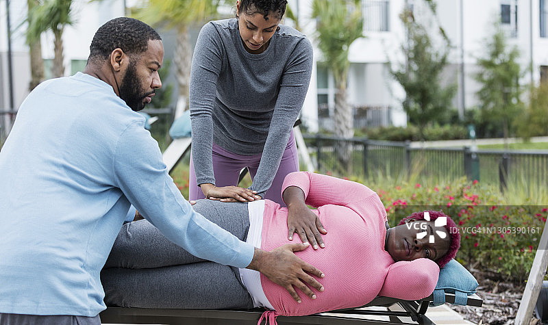 丈夫和导乐陪伴孕妇侧卧图片素材