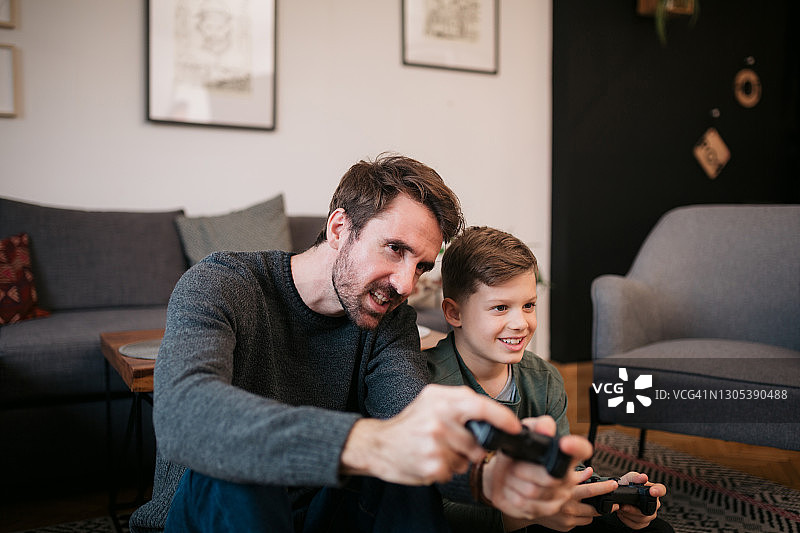 幸福的白人家庭在家玩电子游戏图片素材