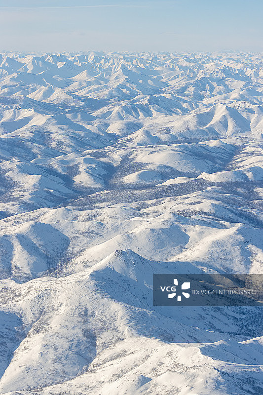 白雪皑皑的群山鸟瞰图片素材