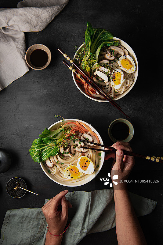 双手捧着面碗的扁平风格照片图片素材