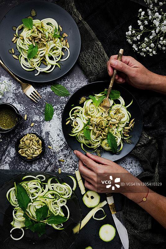 黑盘子里的西葫芦意面图片素材