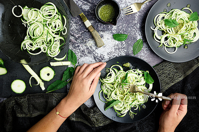 黑盘子里的西葫芦意面图片素材