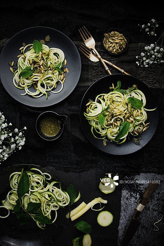 黑盘子里的西葫芦意面图片素材