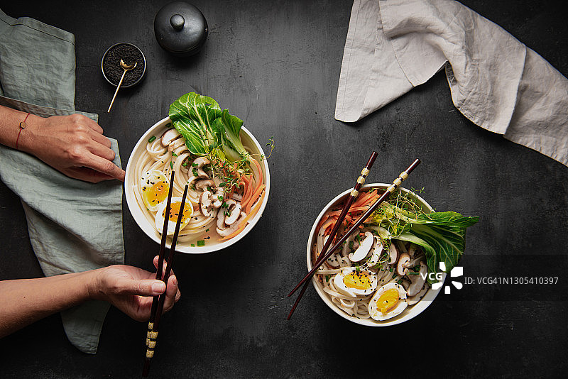 双手捧着面碗的扁平风格照片图片素材