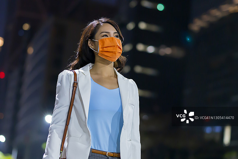 敷面膜的亚洲女性图片素材